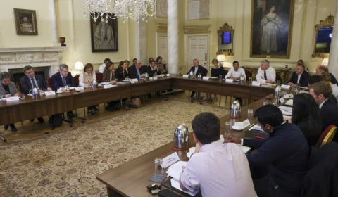 Reino Unido vive crise na saúde e primeiro-ministro convoca reunião