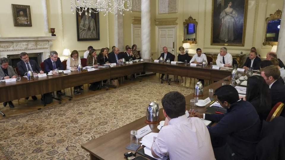 Reino Unido vive crise na saúde e primeiro-ministro convoca reunião