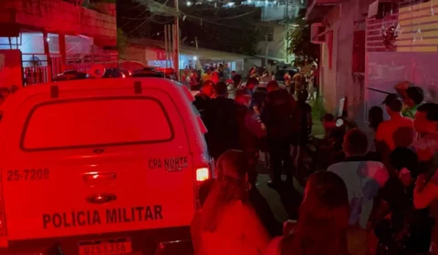 VÍDEO: homem é morto a tiros enquanto tomava cerveja com amigos em Manaus