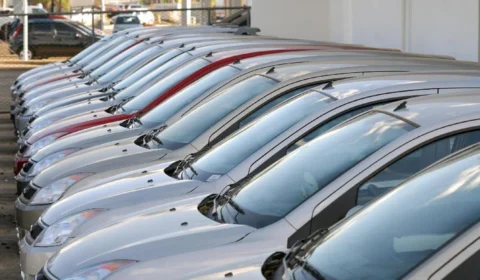 Vendas de carros novos acumulam queda de 0,7% em 2022, diz Fenabrave