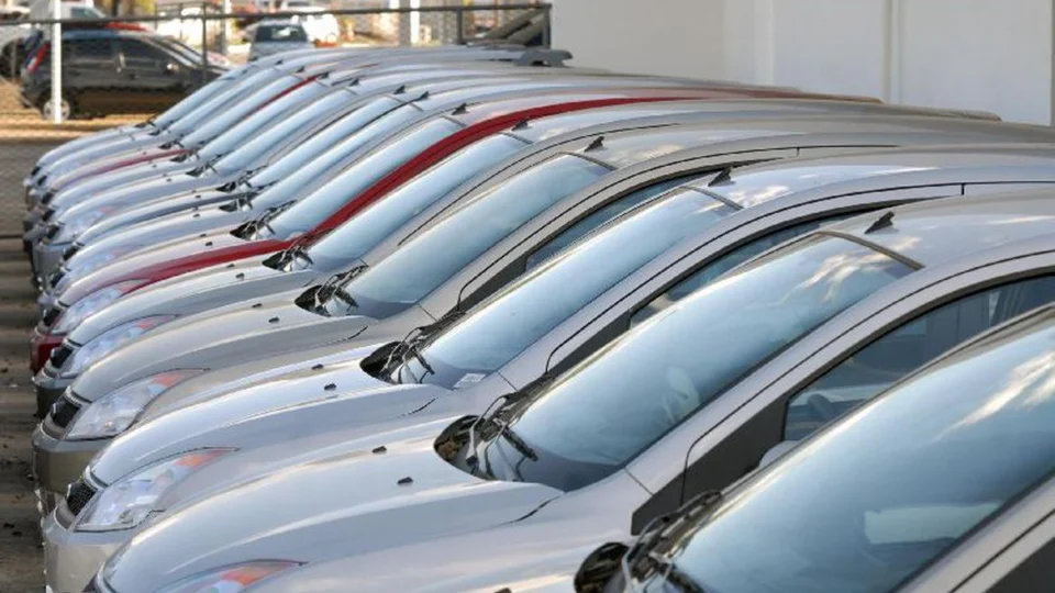 Vendas de carros novos acumulam queda de 0,7% em 2022, diz Fenabrave