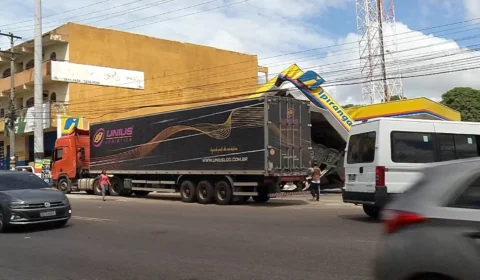 VÍDEO: carreta derruba cobertura de posto de combustíveis na Zona Sul de Manaus 