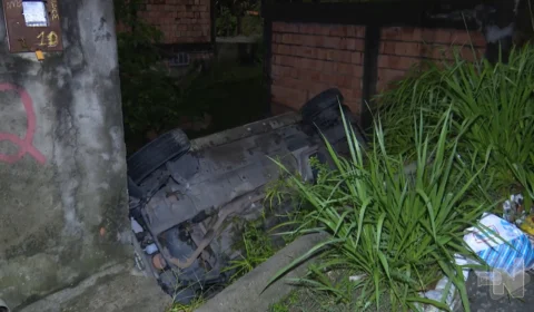 VÍDEO: carro modelo Chevrolet Montana capota em ladeira na Zona Norte de Manaus