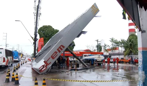 VÍDEO: cobertura de posto de combustíveis desaba na Zona Norte de Manaus
