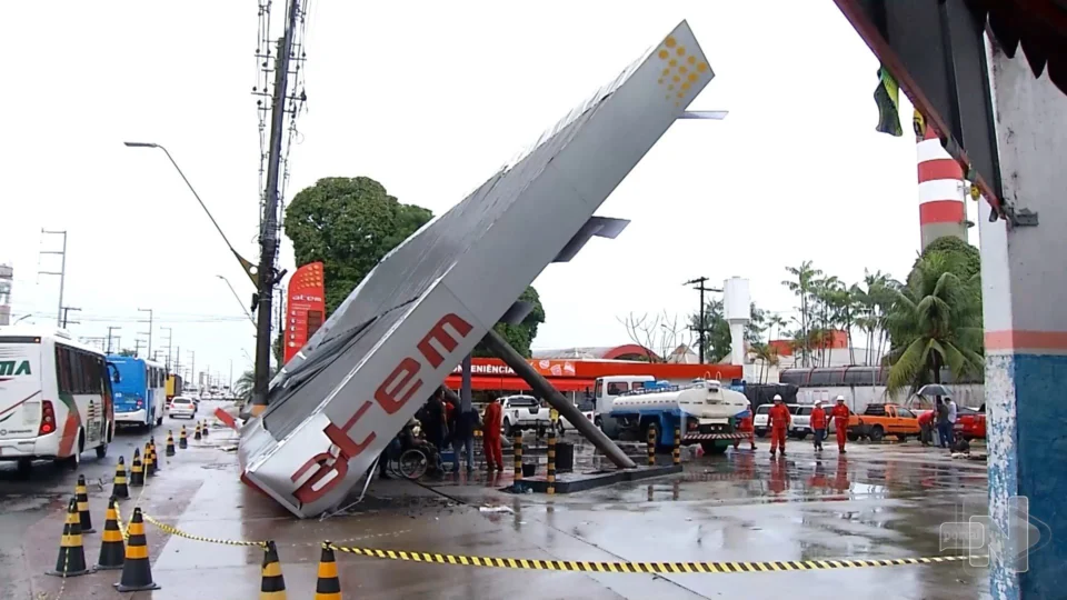 VÍDEO: cobertura de posto de combustíveis desaba na Zona Norte de Manaus