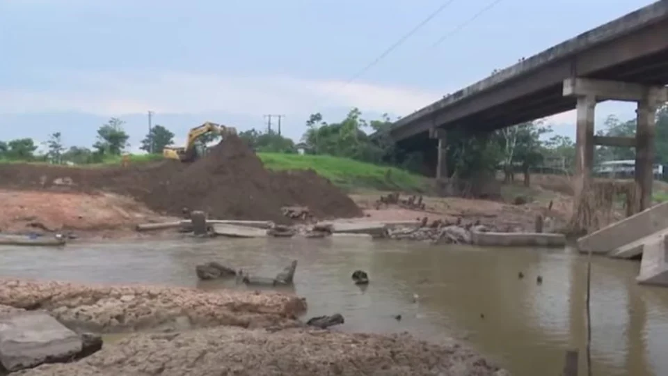 BR 319: chuva e cheia elevam dificuldades em trecho de queda de ponte no AM
