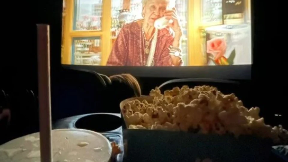 Cinema alaga durante exibição do filme Titanic no Rio de Janeiro; veja vídeo