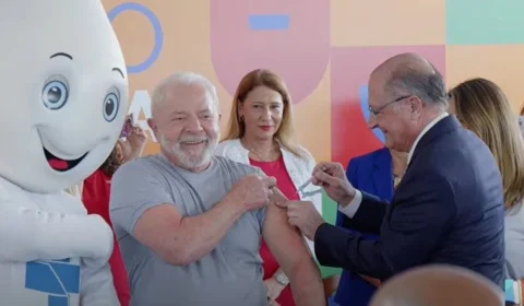 Lula é vacinado por Alckmin durante lançamento de campanha contra Covid-19