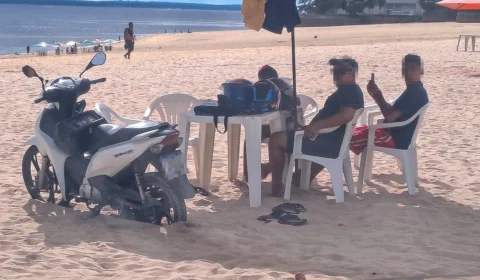 Condutor é flagrado com moto na areia da praia da Ponta Negra, em Manaus
