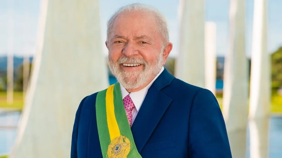 Novo ângulo: Lula atualiza foto oficial com faixa presidencial