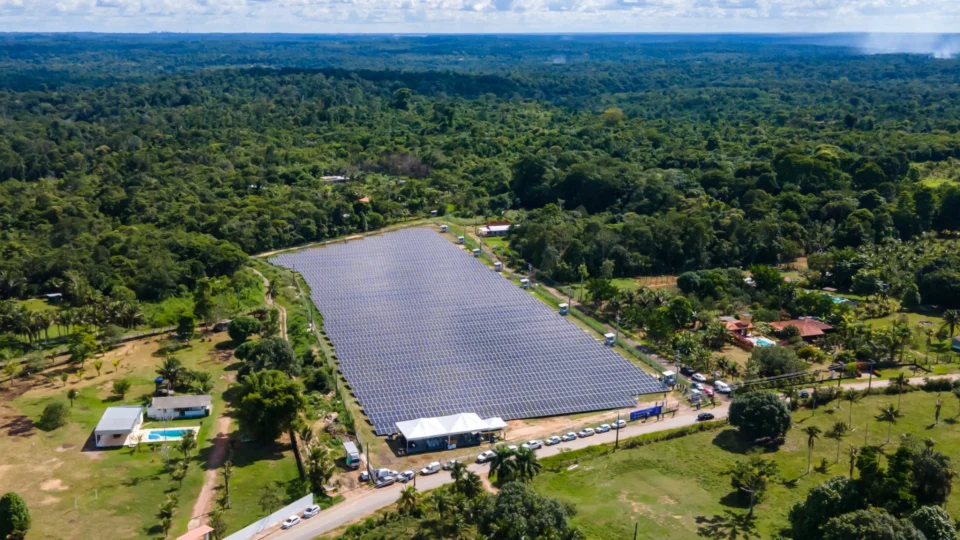 Manaus inaugura maior usina de energia solar da região Norte do país