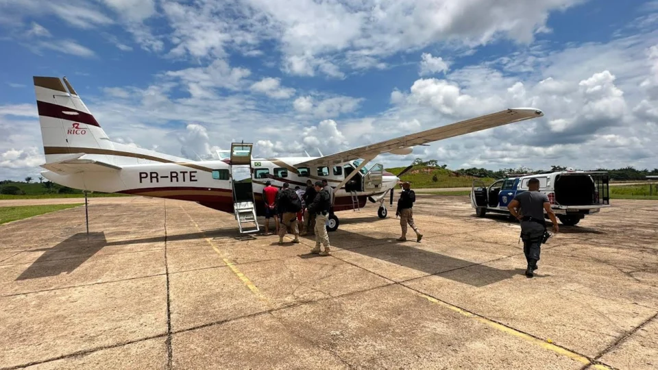 Operação realiza transferência de 5 detentos para unidade prisional de Manaus