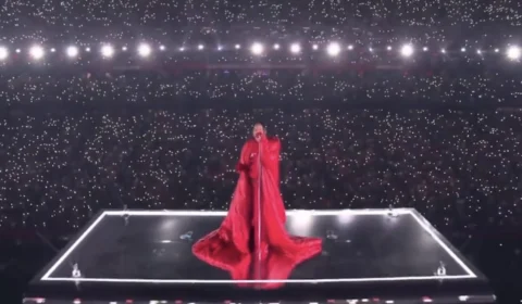 Rihanna ‘voa’ no show do intervalo do Super Bowl e canta hits da carreira