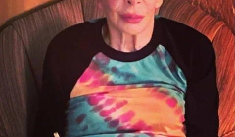 Rita Lee faz rara aparição, após notícia sobre remissão do câncer no pulmão