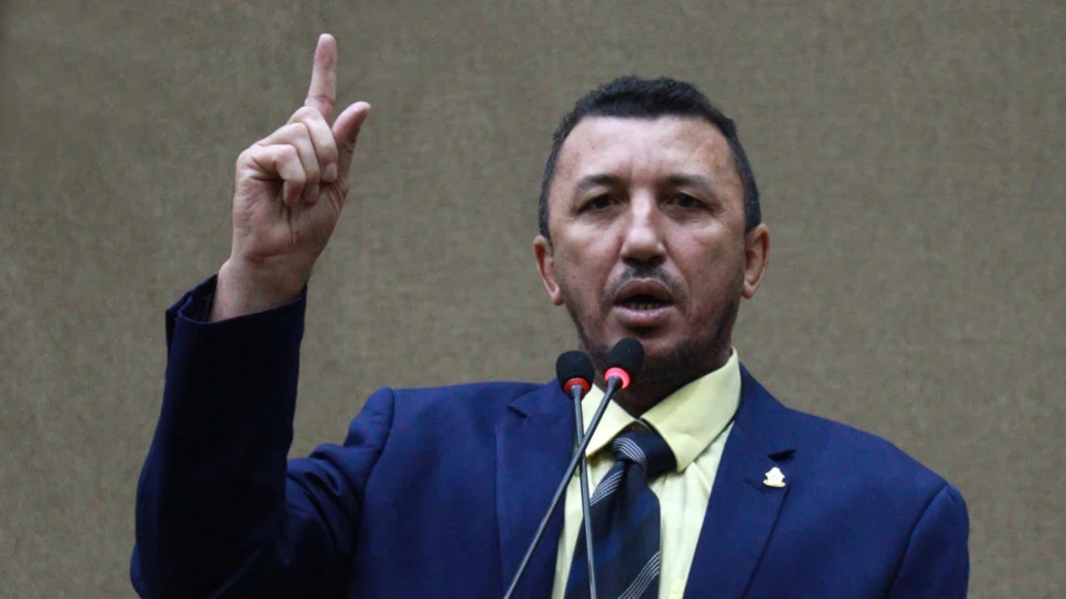 Vereador acusa senador do AM de ignorar ZFM e se preocupar mais com golpistas presos