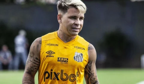 Dores no ombro podem tirar Soteldo do clássico com o Palmeiras