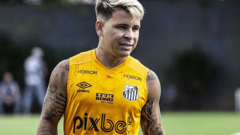 Dores no ombro podem tirar Soteldo do clássico com o Palmeiras