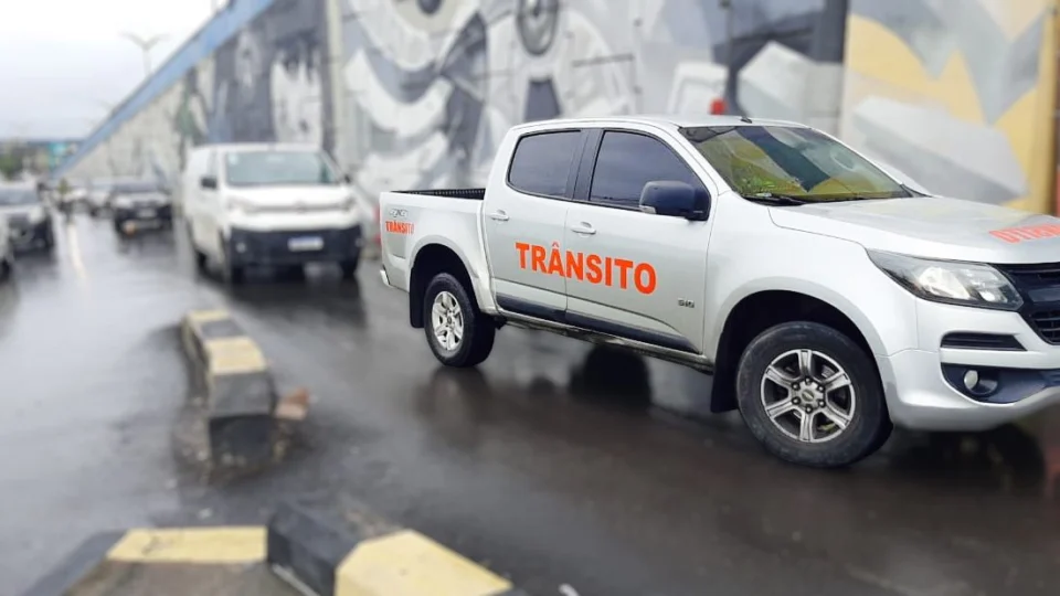 Dirigir sem habilitação ou com CNH suspensa gera multa de R$ 880