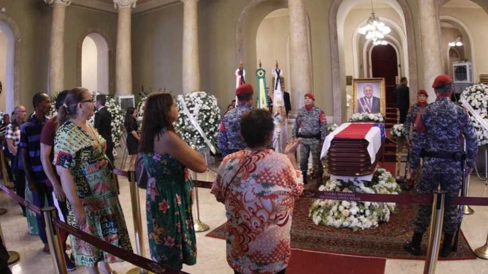 Amazonino é primeiro ex-governador a ter funeral aberto ao público no Teatro AM