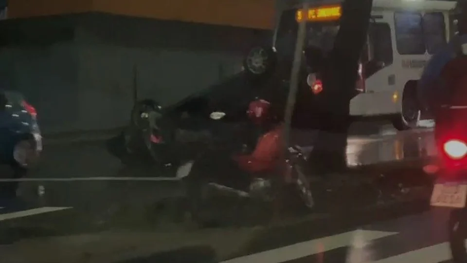 Carro capota e deixa motorista ferido em Avenida de Manaus; veja