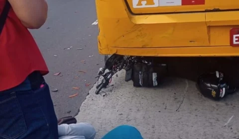 Acidente entre moto e ‘amarelinho’ deixa vítima ferida em Manaus