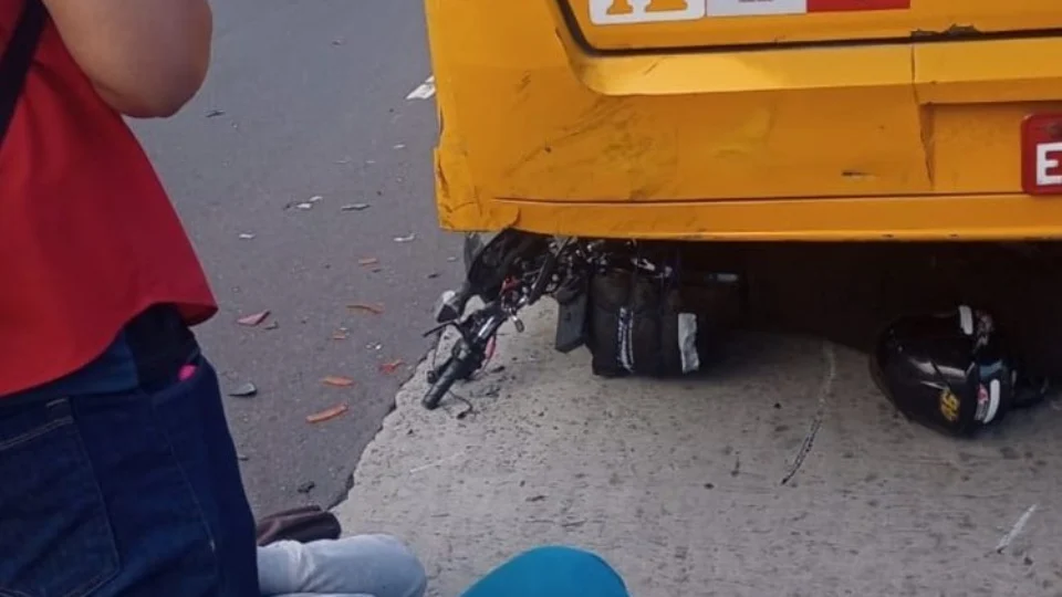 Acidente entre moto e ‘amarelinho’ deixa vítima ferida em Manaus