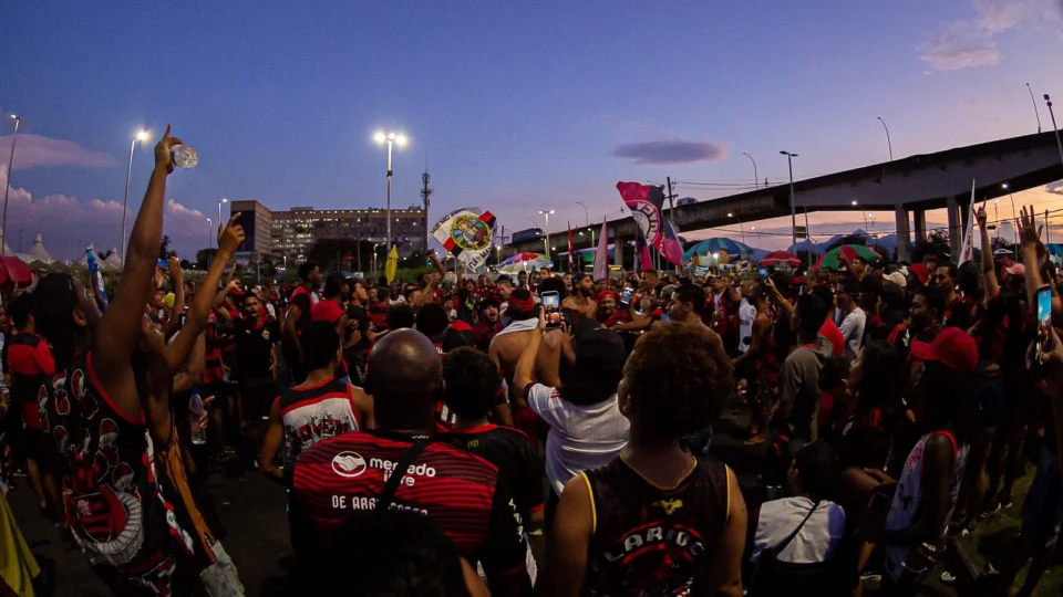 AeroFla arrasta multidão no embarque do Flamengo para o Marrocos