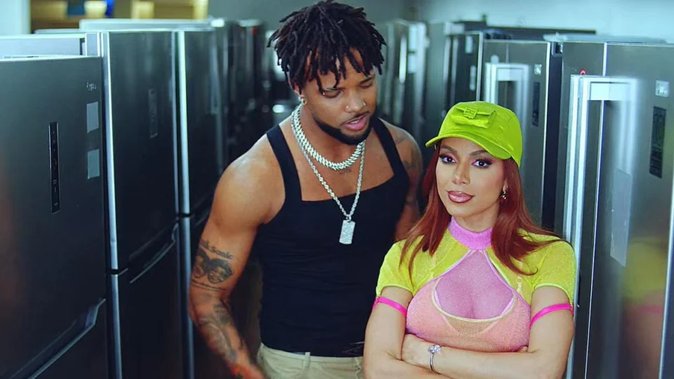Anitta e Mc Zaac sensualizam em loja no clipe de ‘Mais Uma’: assista
