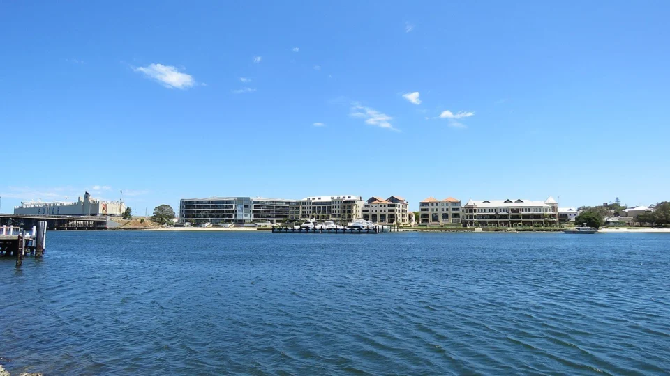 Adolescente morre após ser atacada por tubarão em rio na Austrália