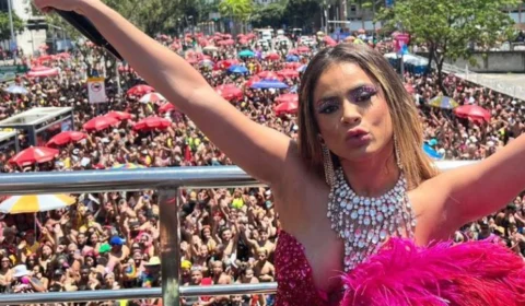 Com atraso no trio, Lexa estreia bloco no Carnaval de Rua carioca