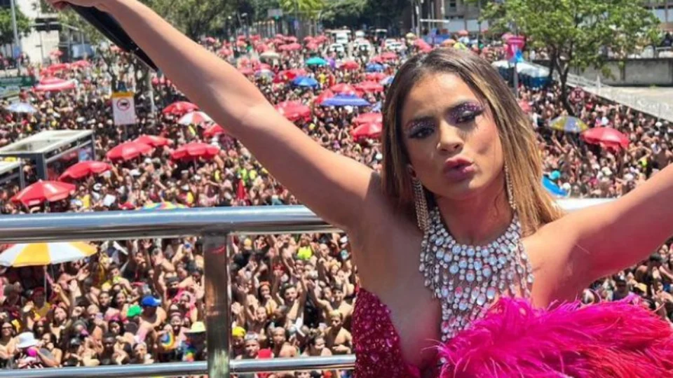 Com atraso no trio, Lexa estreia bloco no Carnaval de Rua carioca