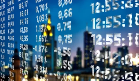 Bolsas de NY fecham em alta com dados atenuada por impulso de bancos