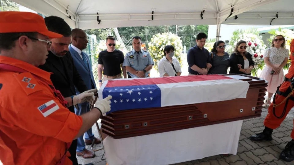 Corpo de Amazonino Mendes é cremado em Manaus