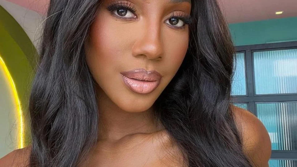 ‘Vcs são loucos’, detona Camilla de Lucas sobre críticas à revista com Rihanna