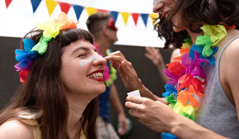 Carnaval: cromoterapia revela qual a melhor cor para usar nas suas fantasias