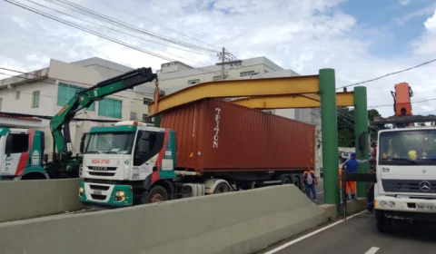 Carreta bate em limitador de altura e fica ‘presa’ em avenida em Manaus