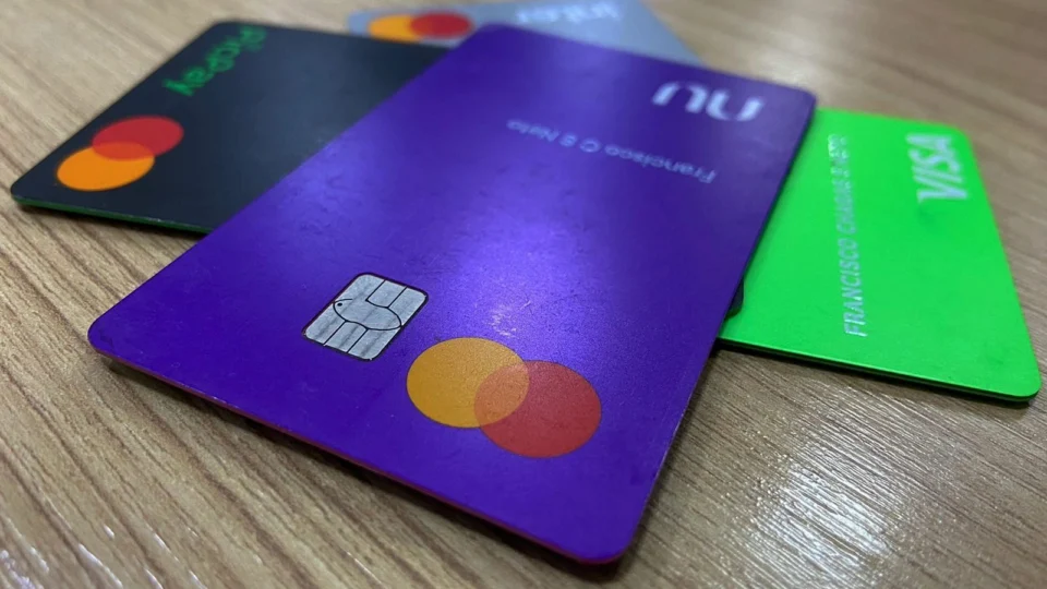 Em 2023, 2 a cada 10 brasileiros pretendem solicitar novos cartões de crédito