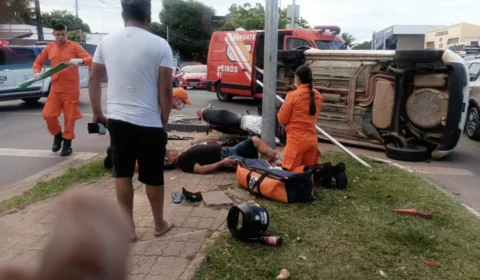 VÍDEO: carro bate em poste e capota em avenida de Boa Vista-RR