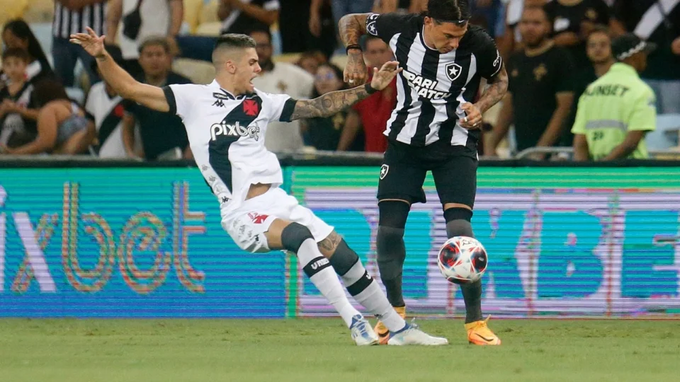 Zagueiro do Botafogo que desmaiou no clássico segue hospitalizado