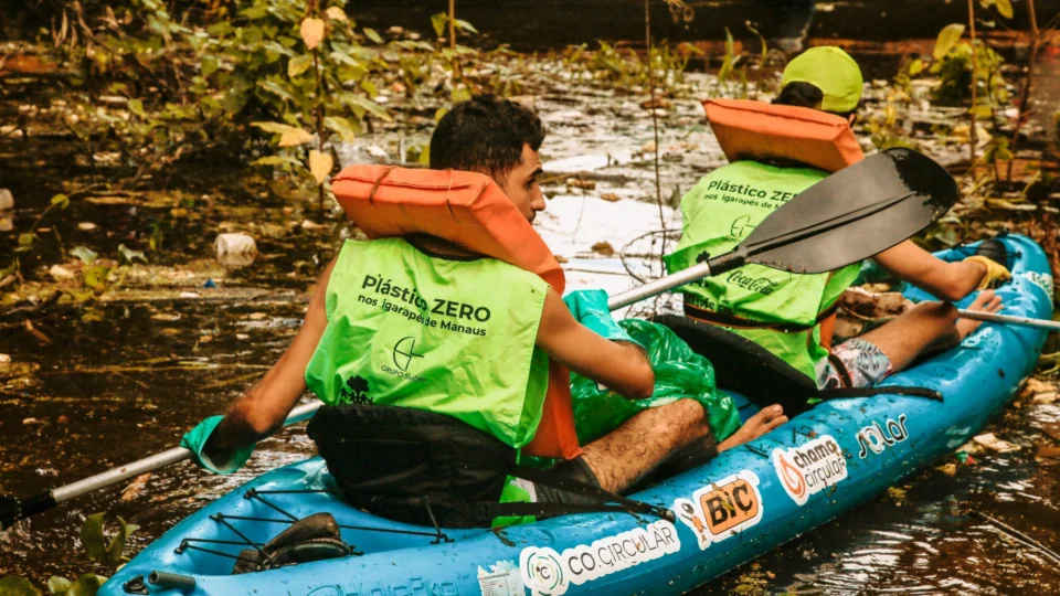 Voluntários recolhem mais de 1 tonelada de resíduos em igarapé de Manaus