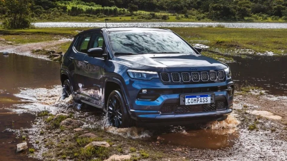 Jeep faz promoção e baixa preço do Compass 4xe híbrido no Brasil