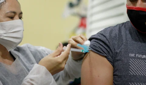 Covid-19: grupos prioritários recebem vacina bivalente a partir desta segunda