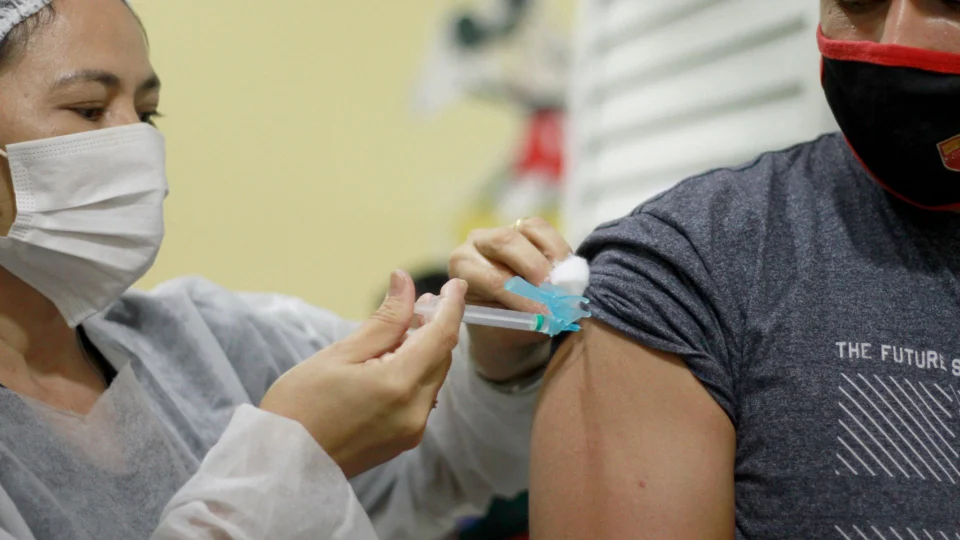 Covid-19: Manaus inicia oferta da vacina bivalente contra a doença