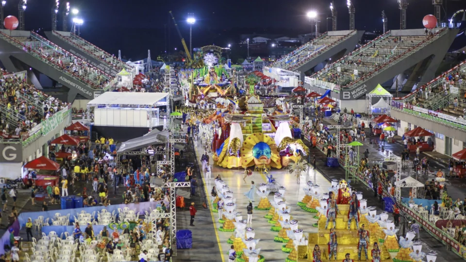 Veja fotos do desfile das escolas de samba do Grupo Especial de Manaus