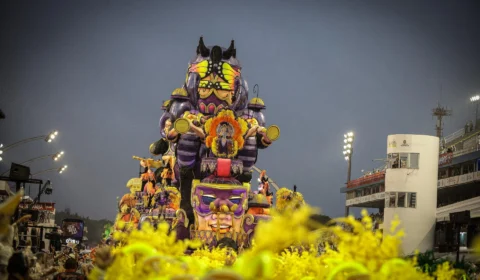 Confira destaques do 2º dia de desfiles das escolas de samba de SP