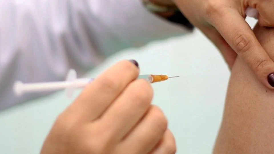 Covid-19: vacina bivalente começa a ser aplicada em grupos prioritários em RR