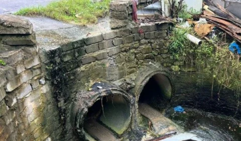 Corpo de adolescente é encontrado em bueiro com pés e mãos amarrados em Manaus