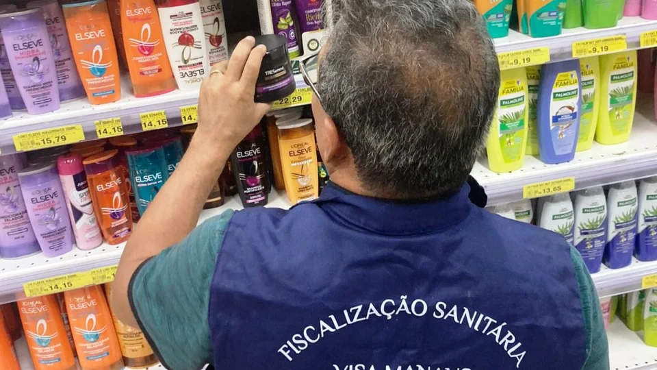 Visa Manaus interdita mais de 400 itens em fiscalização de pomadas de cabelo