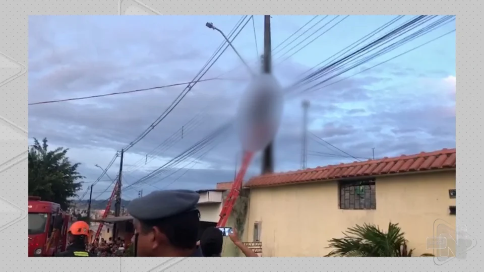 VÍDEO: homem morre eletrocutado e corpo fica pendurado em poste em Manaus