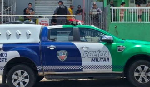 Homem é assassinado em casa e namorado da vítima confessa crime em Manaus